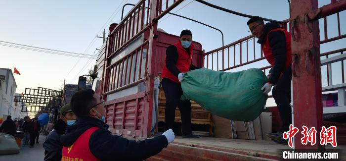 圖為志愿者幫忙搬運家具等物資。　魏建軍 攝