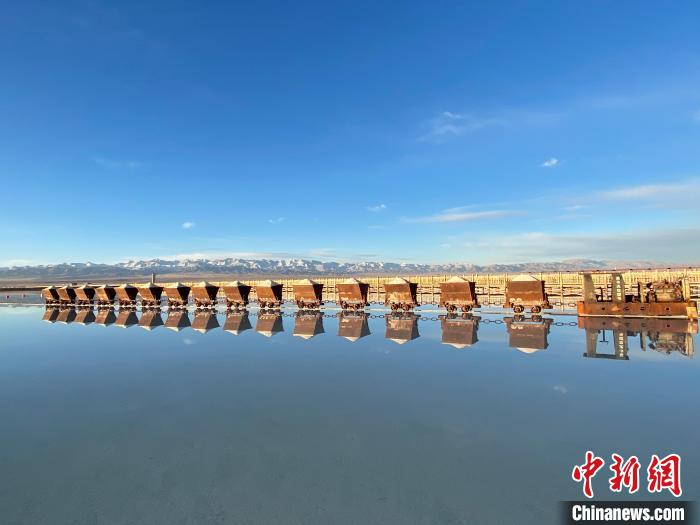 圖為小火車倒影在湖中，湖面如圖明鏡一般?！●R翔 攝