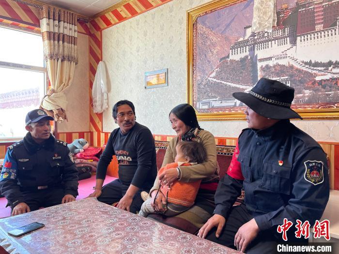 圖為派出所民警和義警入戶了解情況?！∑罾C娟 攝