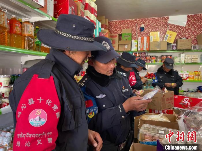 圖為派出所民警和義警對(duì)沿街店鋪檢查。　祁繡娟 攝