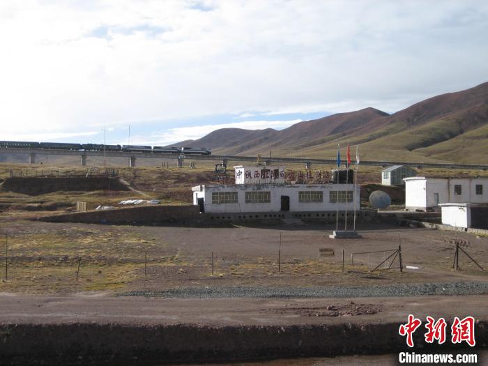 圖為青藏鐵路通車后列車經(jīng)過中鐵西北院風火山觀測站。(資料圖) 中鐵西北科學研究院供圖
