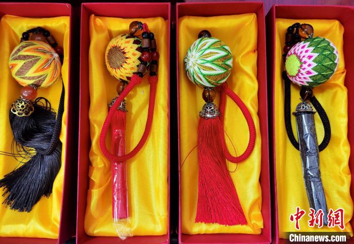 圖為藏繡手工藝品?！∑钤鲚?攝