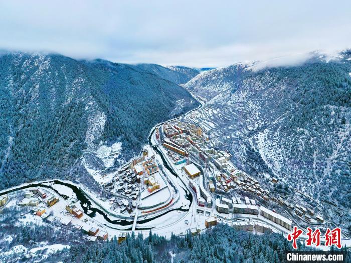 壤塘的雪后美景?！∪捞量h融媒體中心供圖