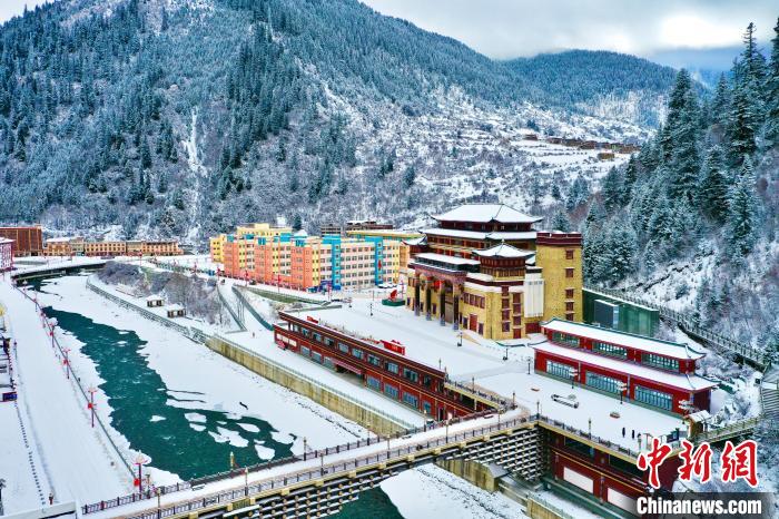 壤塘的雪后美景?！∪捞量h融媒體中心供圖