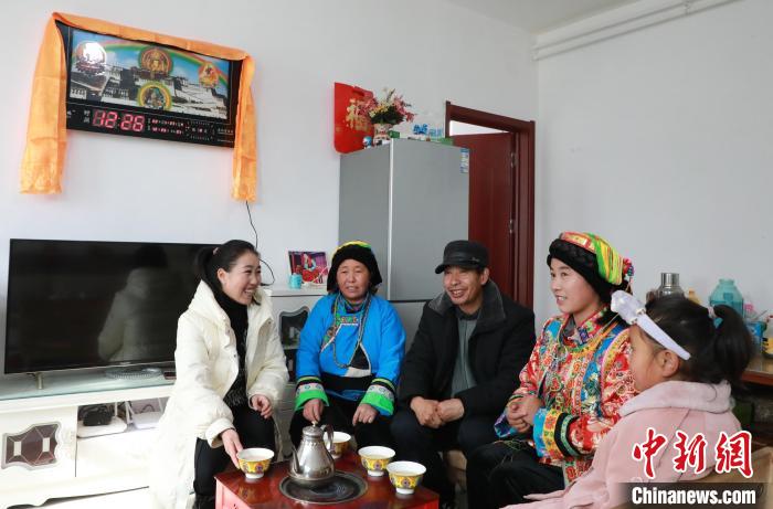 新家是兩層小樓房，一樓布置得充滿現(xiàn)代感，喝著藏式奶茶，一家人聊著今年春節(jié)怎么過。　丁思 攝