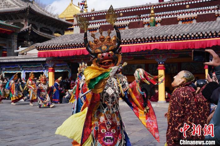圖為塔爾寺僧侶進(jìn)行“跳欠”儀式?！●R銘言 攝