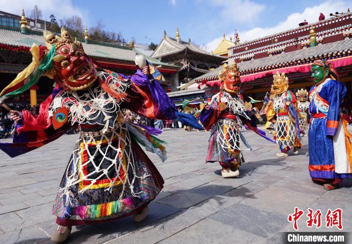 圖為塔爾寺僧侶進(jìn)行“跳欠”儀式?！●R銘言 攝