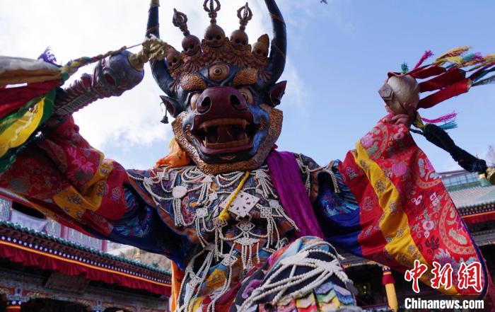 圖為塔爾寺僧侶進(jìn)行“跳欠”儀式?！●R銘言 攝