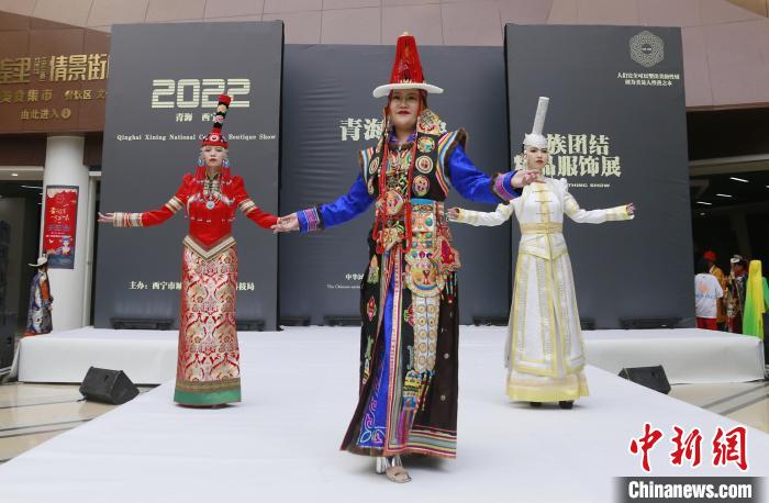 圖為模特展示蒙古族服飾?！●R銘言 攝