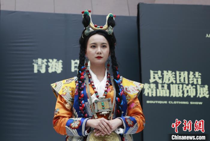 圖為模特展示藏族服飾?！●R銘言 攝