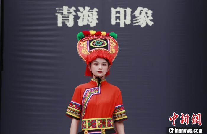 圖為模特展示土族服飾。　馬銘言 攝
