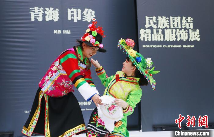 圖為模特身穿土族服飾進行“土族刺繡”表演?！●R銘言 攝