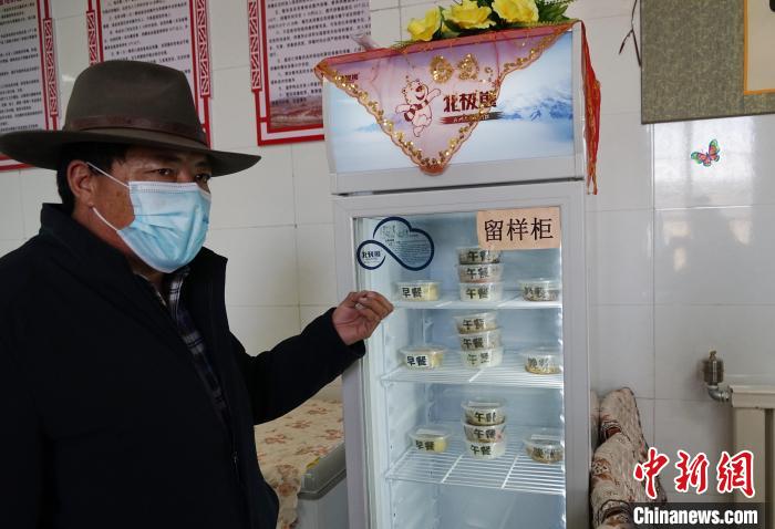 圖為敬老院院長德高介紹，老人們的三餐均有留樣記錄。　馬銘言 攝