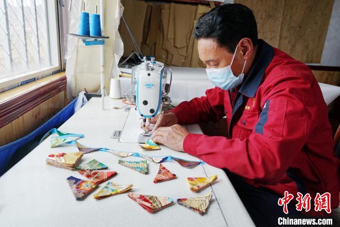 圖為工人正在制作藏式手工藝品?！●R銘言 攝