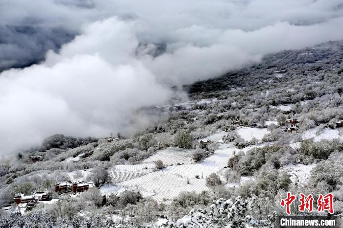 雪后的丹巴半山云霧繚繞。　李永安 攝