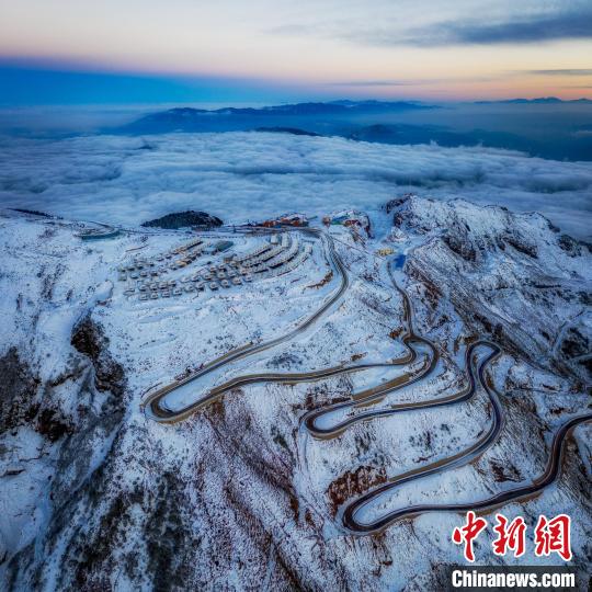 雪后的牛背山山頂和崎嶇的公路?！±顒P 攝