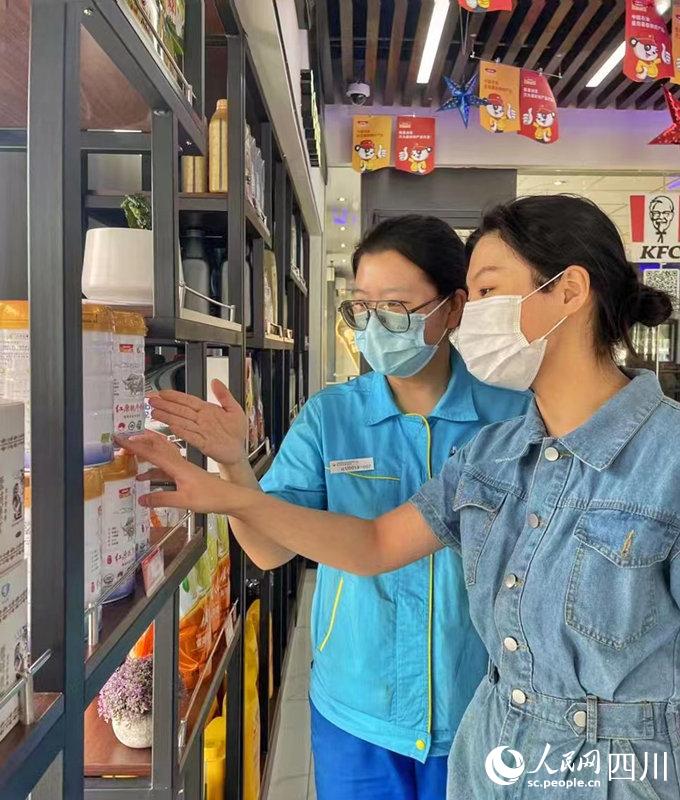 顧客可以在川內中國石油加油站便利店內選購到品質純正的紅原奶粉。張霞攝