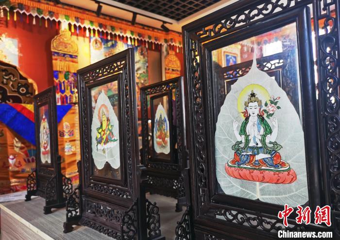 圖為久美尖措創(chuàng)作的藝術(shù)品?！?zhí)砀?攝