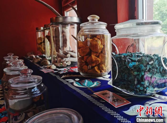 圖為唐卡繪畫礦物顏料展示。　張?zhí)砀?攝