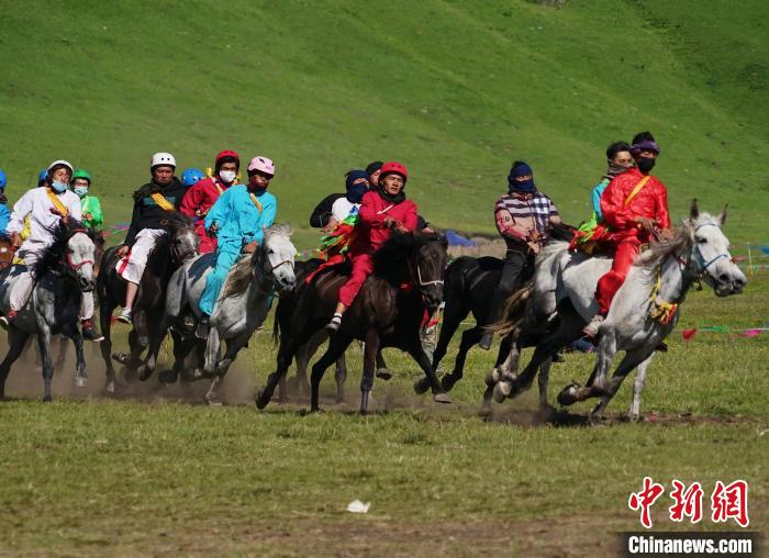 圖為選手進行3000米賽馬比賽?！●R銘言 攝