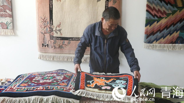 楊永良和他的作品。人民網(wǎng) 張皓芃攝