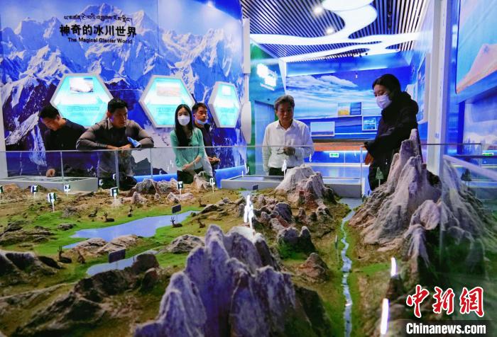 圖為中外嘉賓在玉樹(shù)州博物館內(nèi)參觀?！●R銘言 攝