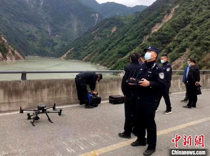 民警組成的搜尋隊(duì)利用無(wú)人機(jī)在震區(qū)開(kāi)展空中巡查?！「首沃莨簿止﹫D