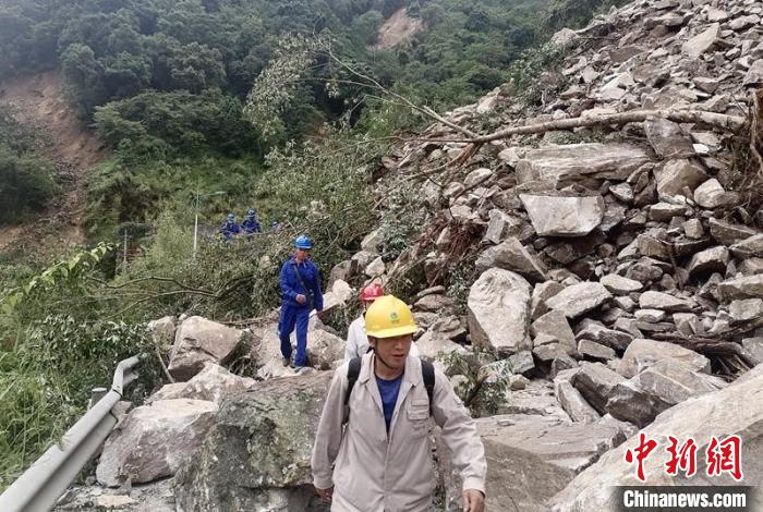 電力搶險人員徒步通過垮塌路段?！∷拇娏﹫D