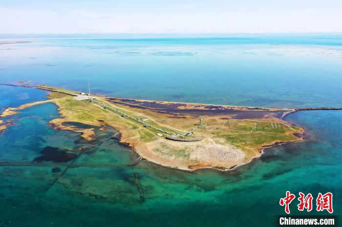 圖為無人機航拍青海湖?！≮w海梅 攝