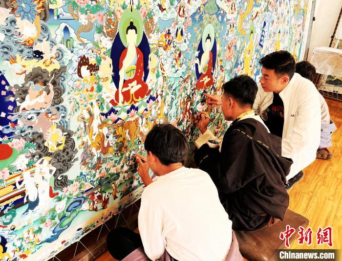 青海唐卡藝術(shù)小鎮(zhèn)：“勞模畫師”師帶徒，文化扶貧富一方