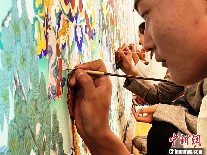 圖為畫(huà)師繪畫(huà)唐卡?！●R文莉 供圖