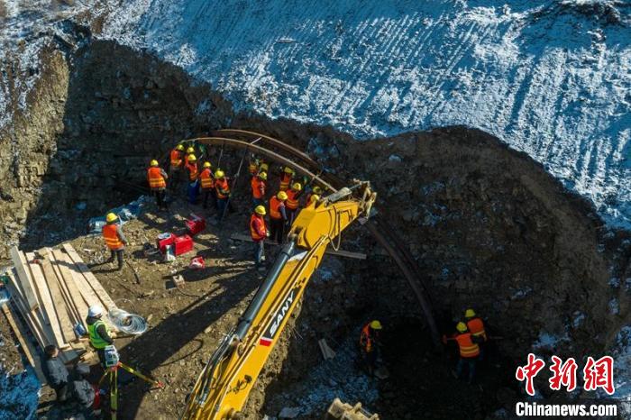 西成高鐵紅原2號隧道出口工人師傅正在進行導向墻、管棚施工作業(yè)?！⒅铱?攝