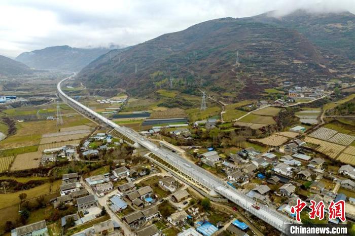 成蘭鐵路松潘右所屯岷江雙線特大橋。　劉忠俊 攝