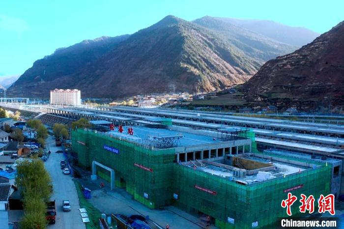 正在建設(shè)中的成蘭鐵路松潘站?！⒅铱?攝
