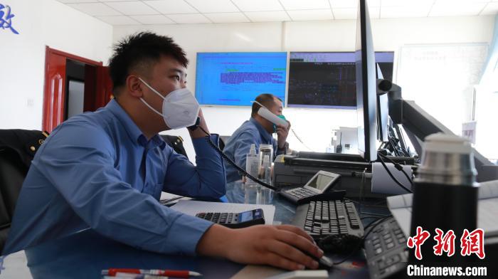 圖為貨運(yùn)調(diào)度人員與外勤工作人員聯(lián)系掌握車(chē)輛裝載情況?！±钌?攝
