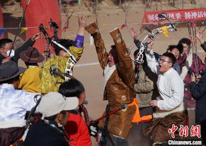 圖為藏族民眾跺腳歡呼慶祝弓箭手射中靶心?！●R銘言 攝