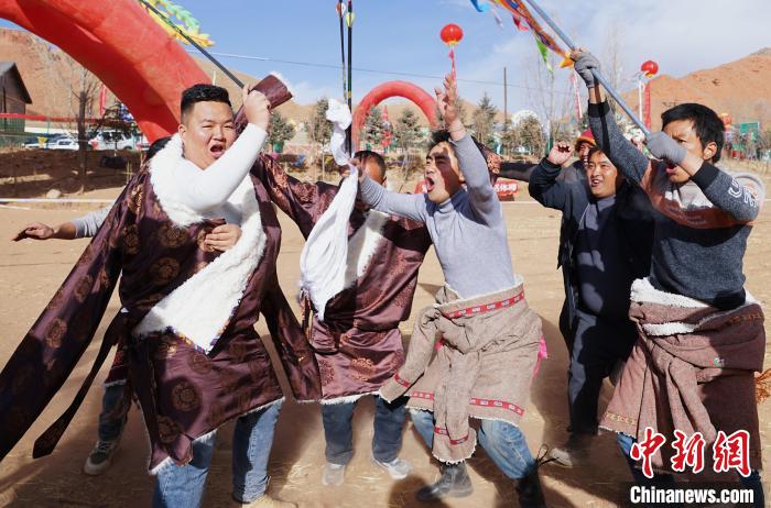 圖為藏族民眾跺腳歡呼慶祝弓箭手射中靶心。　馬銘言 攝