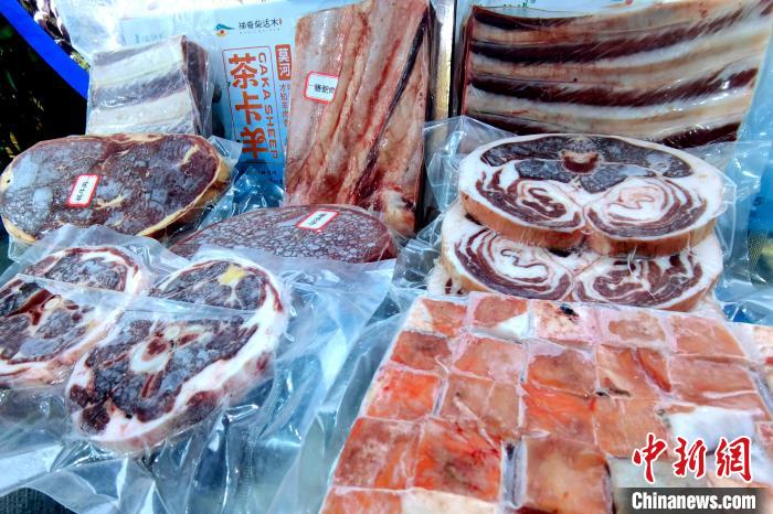 圖為前來參展的柴達(dá)木肉類?！±铍h 攝