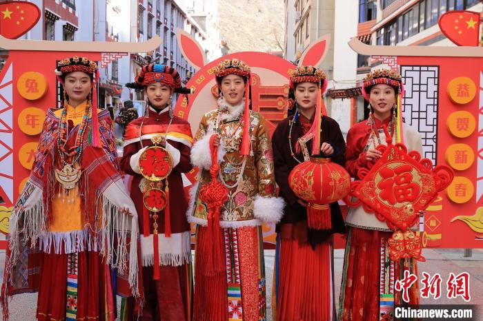 丹巴美女送祝福，迎新年?！±钣腊?攝