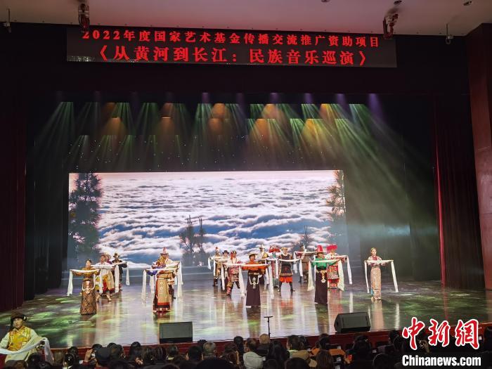 圖為演出現(xiàn)場?！∨擞隄?攝