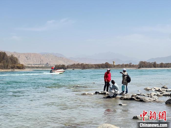圖為游客在黃河岸畔游玩，并與黃河合影留念?！∑钤鲚?攝