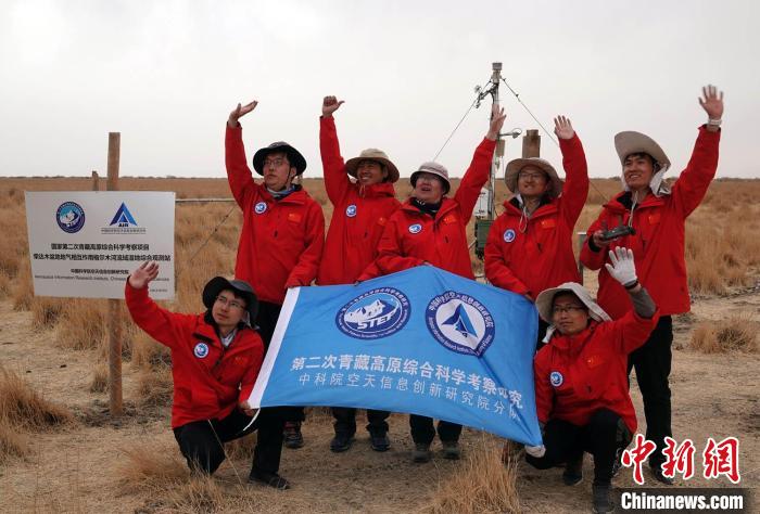 經(jīng)過不懈努力，格爾木濕地站終于建成，第二次青藏科考中科院空天院分隊(duì)向航拍無人機(jī)揮手合影?！?lt;a target='_blank' href='/'><p  align=
