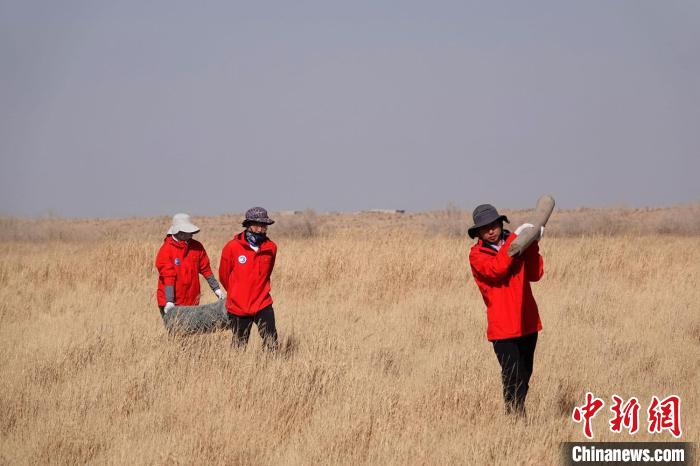 格爾木濕地站建設(shè)過程中，第二次青藏科考中科院空天院分隊(duì)隊(duì)員化身搬運(yùn)工，在高原上開展體力勞動。　<a target='_blank' href='/'><p  align=