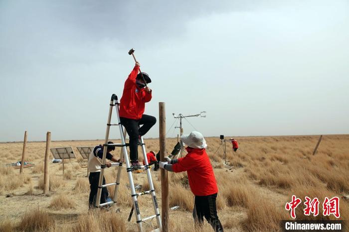 格爾木濕地站建設(shè)過程中，第二次青藏科考中科院空天院分隊(duì)隊(duì)員揮錘安裝防護(hù)欄。　<a target='_blank' href='/'><p  align=