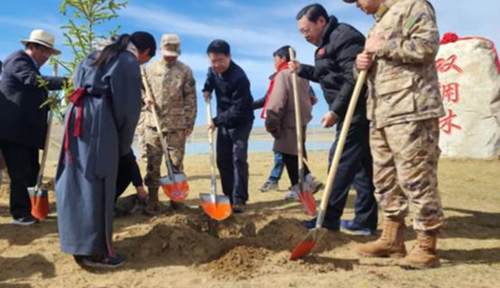 保護黃河干支流域生態(tài)，軍地共建“雙擁林”防護帶。四川省退役軍人事務(wù)廳供圖