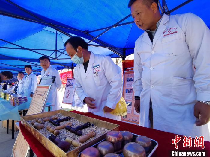 圖為青海省循化縣的國家級(jí)非遺項(xiàng)目尤闕療法的器械展示?！?zhí)砀?攝