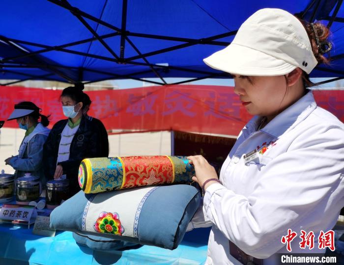 圖為青海省互助縣的中藥枕頭?！?zhí)砀?攝