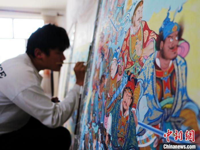 圖為熱貢龍樹畫苑內(nèi)的學(xué)徒繪畫唐卡。　張?zhí)砀?攝