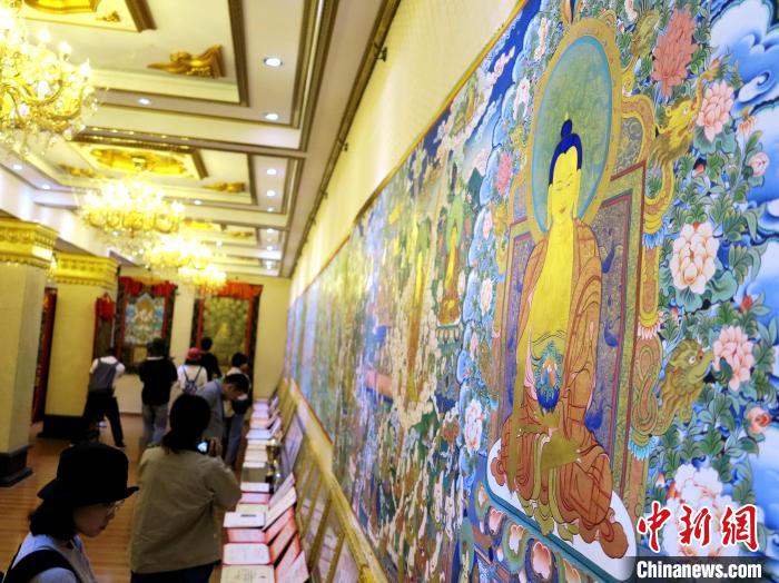 圖為熱貢龍樹畫苑內(nèi)的唐卡?！?zhí)砀?攝