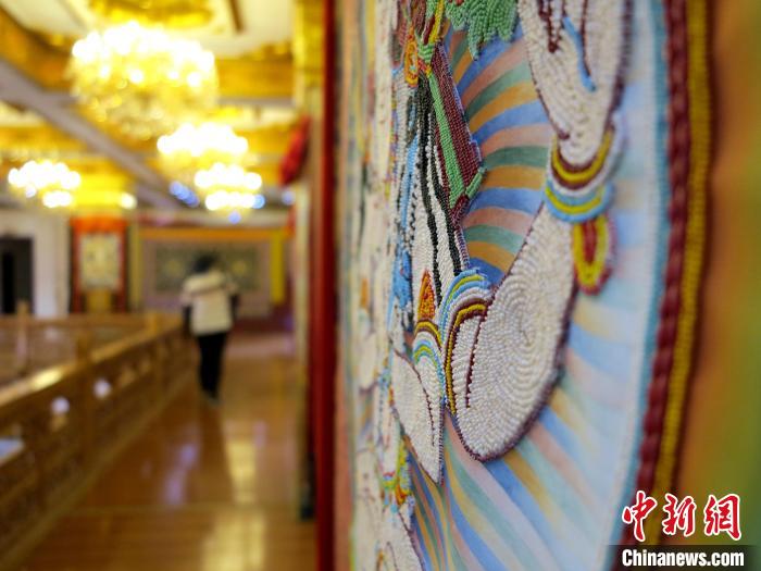 圖為黃南州同仁市熱貢龍樹畫苑內(nèi)的珍珠唐卡?！?zhí)砀?攝